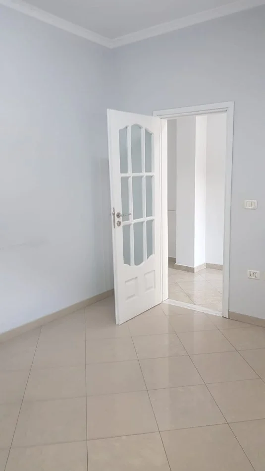 Tirane, jepet me qera ambjent biznesi Kati 2, 650 € (Kongresi Manastirit)