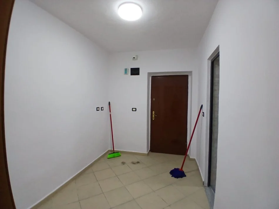 Tirane, jepet me qera ambjent biznesi Kati 2, 60 m² 60.000 Leke (Rruga e Durresit)