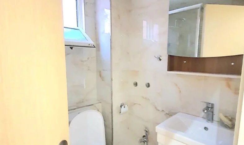 Tirane, jepet me qera apartament 2+1+Ballkon Kati 2, 120 m² 650 € (rruga Myslym Shyri)