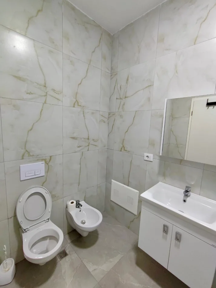Tirane, jepet me qera apartament 2+1+Ballkon Kati 4, 500 € (Kompleksi Mangalem)