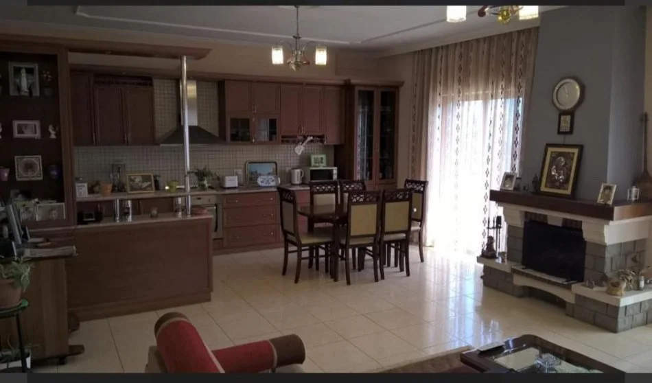 Shqiperi, jepet me qera Vile 2+1+Ballkon Kati 2, 250 m² 650 € (Laprak-Terminali)