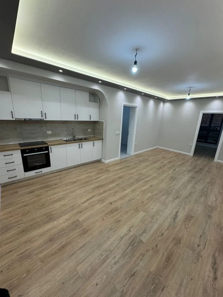 Tirane, jepet me qera apartament 3+1+Ballkon Kati 2, 120 m² 500 € (Laprake)