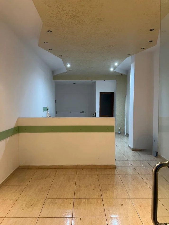 Tirane, jepet me qera dyqan Kati 0, 57 m² 300 € (Yzberisht)