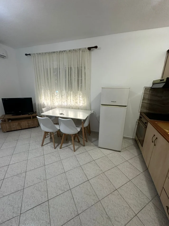 Tirane, jepet me qera apartament 1+1 Kati 1, 70 m² 450 € (Laprak prane Ambulances)