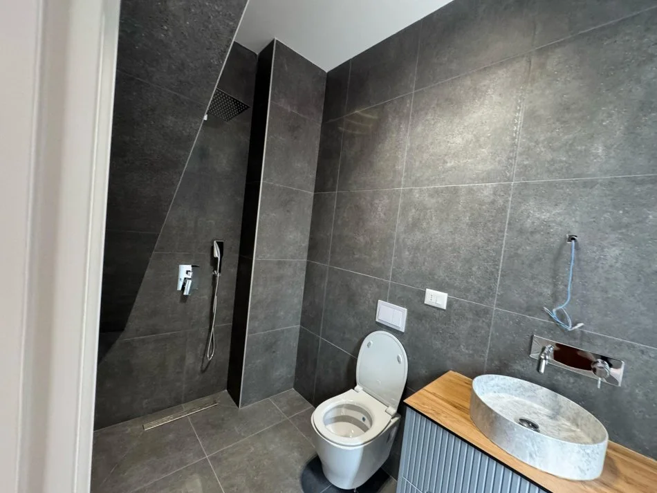 Tirane, jap me qera apartament 2+1+Ballkon Kati 2, 120 m² 800 € (Rruga dibres)