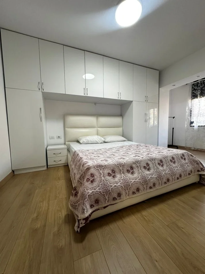 Tirane, jepet me qera apartament 1+1 Kati 1, 60 m² 600 € (Myslym shyri)
