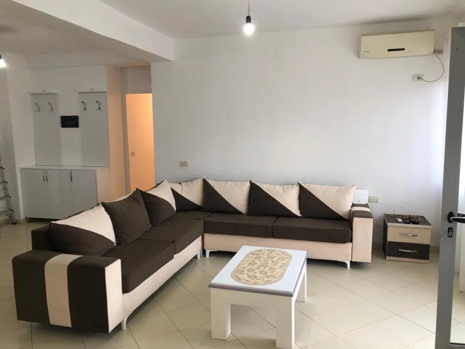Tirane, jepet me qera apartament 2+1+Ballkon Kati 4, 90 m² 400 € (Rruga Rexhep Pinari Kopshti Botanik)