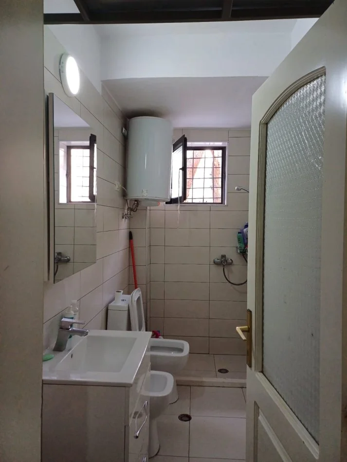 Tirane, shitet apartament 2+1 Kati 1, 100 m² 200.000 € (Rruga e Kavajes, prane spitalit Gjerman)