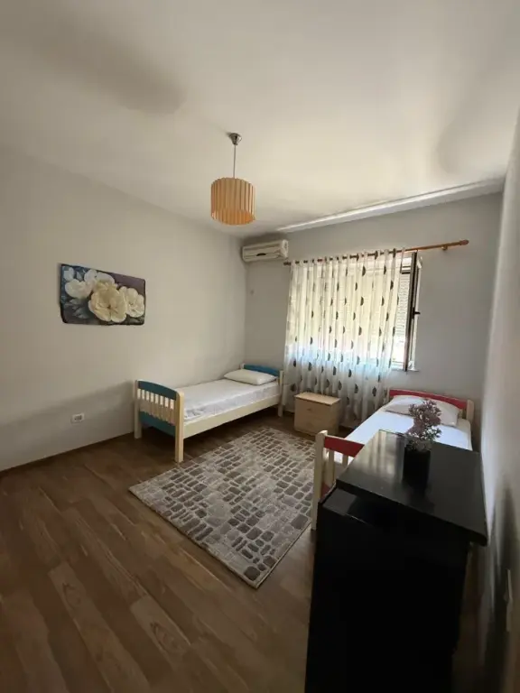 Tirane, jepet me qera apartament 2+1+Ballkon Kati 3, 75 m² 650 € (DON BOSKO)