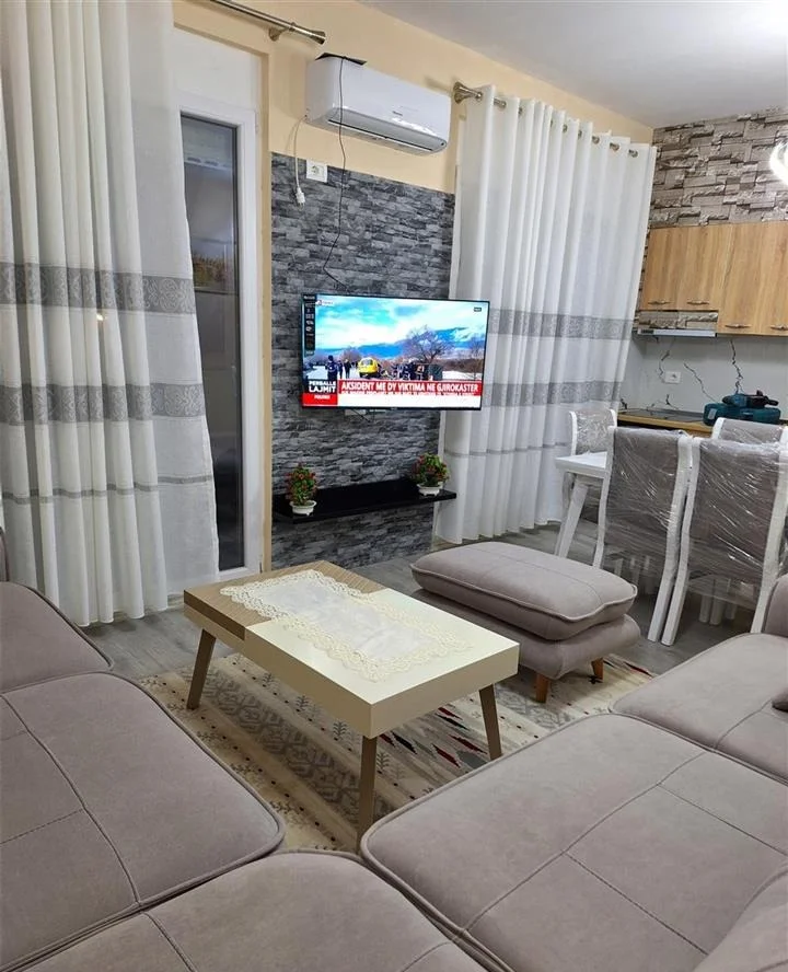 Tirane, jepet me qera apartament 2+1+Ballkon Kati 2, 120 m² 500 € (rruga 5 Maj)