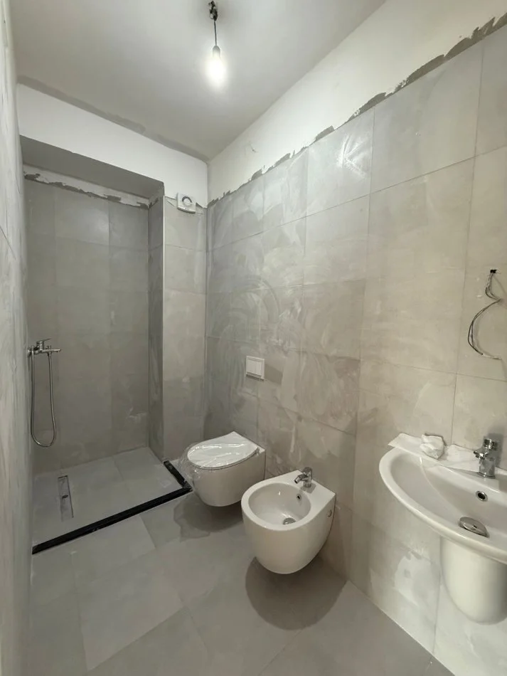Tirane, jepet me qera apartament 1+1 Kati 1, 65 m² 600 € (Zogu i zi)
