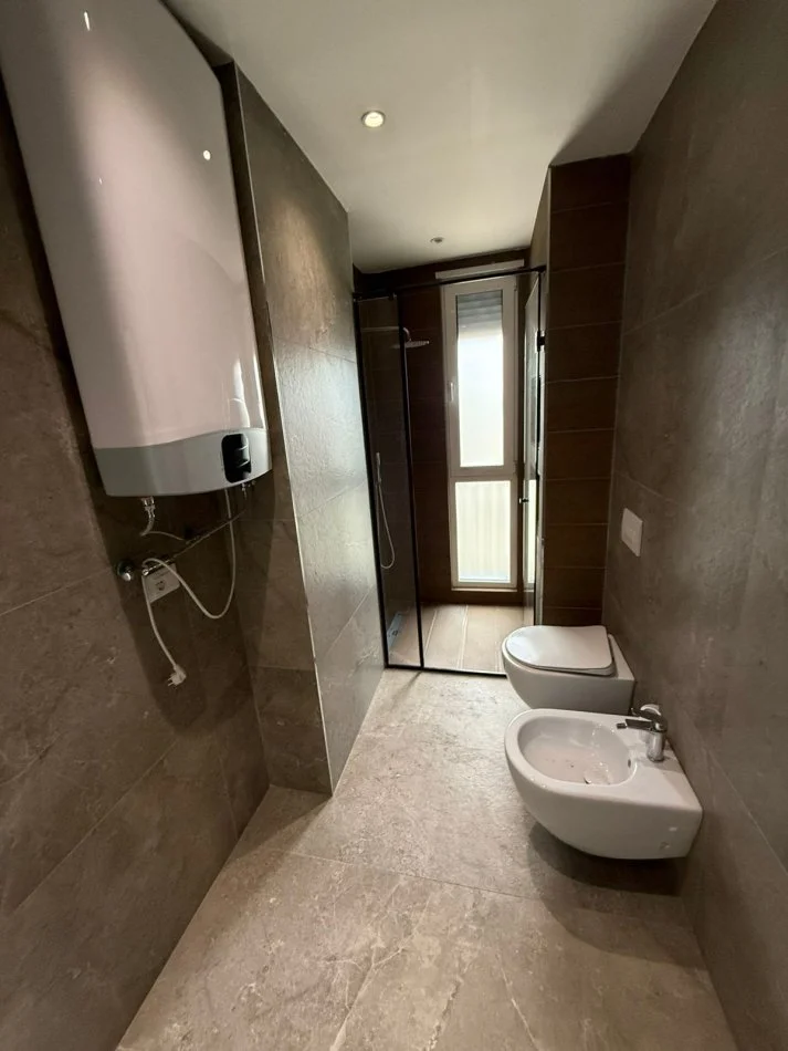 Tirane, jepet me qera apartament 3+1+Ballkon Kati 5, 150 m² 1.700 € (Parku Olimpik)