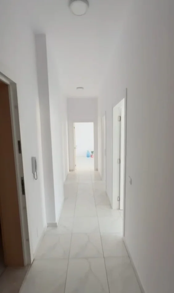 Tirane, jepet me qera ambjent biznesi Kati 2, 111 m² 1.100 € (prane Square 21)