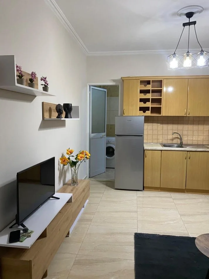 Tirane, jepet me qera apartament 1+1+Ballkon Kati 2, 78 m² 400 € (Vellezerit Kondi)