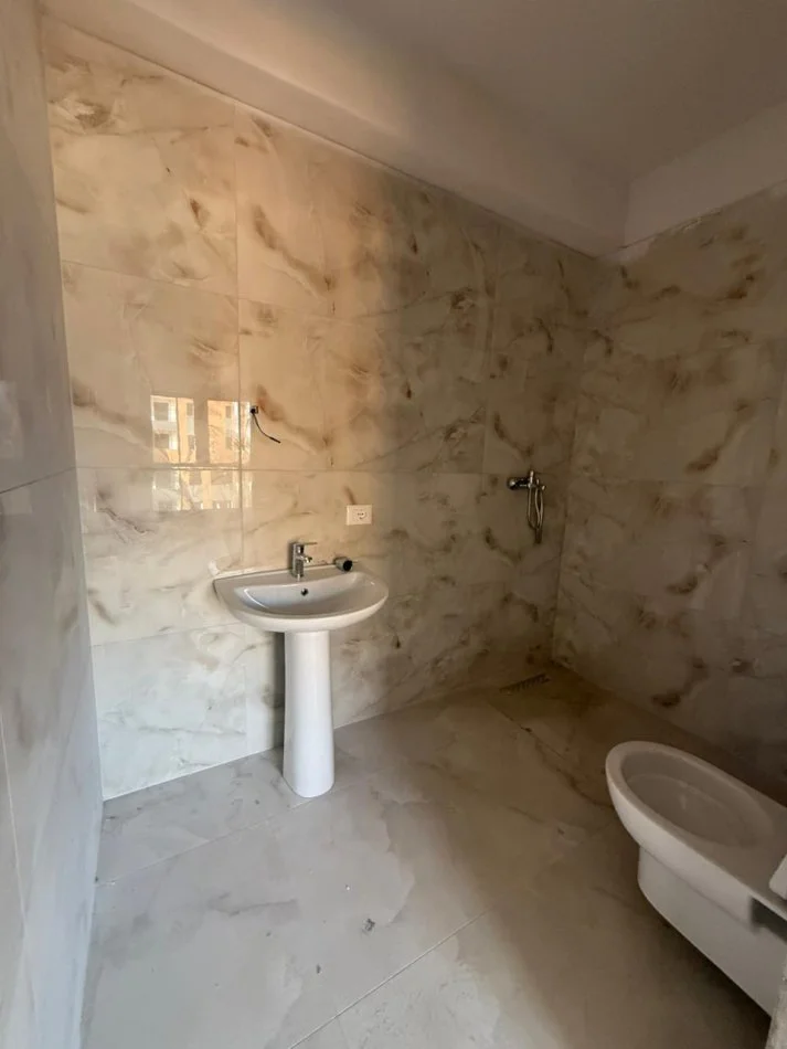 Tirane, shitet apartament 2+1 , 111 m² 100.000 € (Kamez)