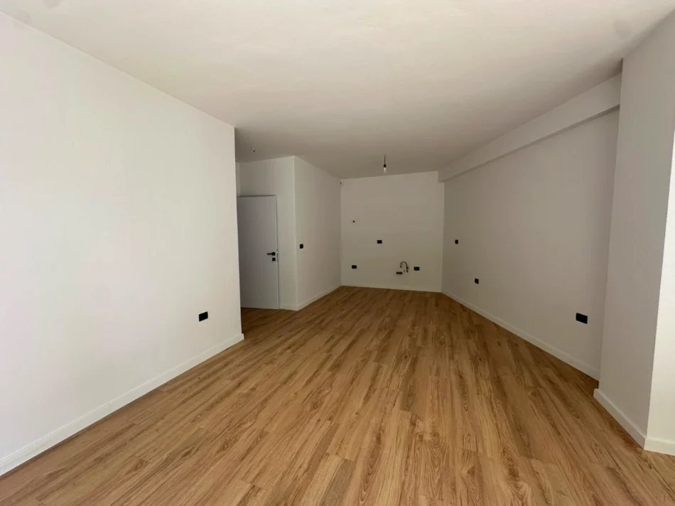 Tirane, shitet apartament 2+1+Ballkon Kati 1, 109 m² 195.000 € (Rruga Eshref Frasheri)