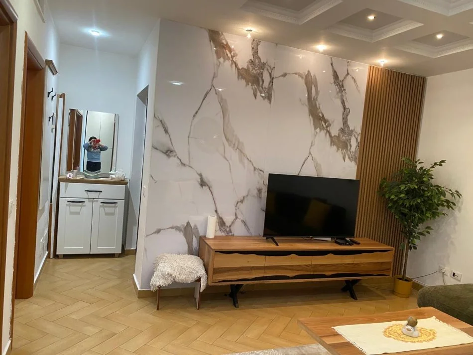 Tirane, jepet me qera apartament 2+1+Ballkon Kati 3, 90 m² 850 € (Rr Barrikadave Pas 15 Kateshit)