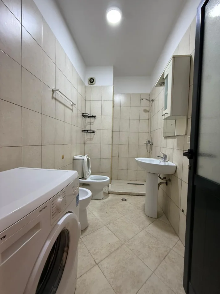 Tirane, jepet me qera 2+1 , 90 m² 450 € 