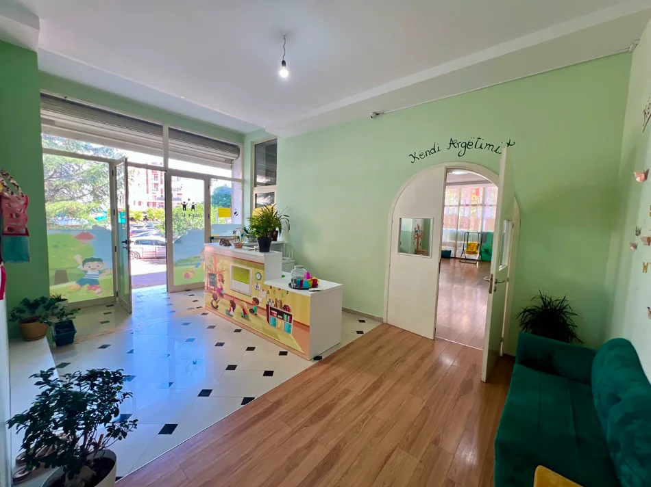 Tirane, jepet me qera 3+1 Kati 0, 141 m² 700 € (Vila L)