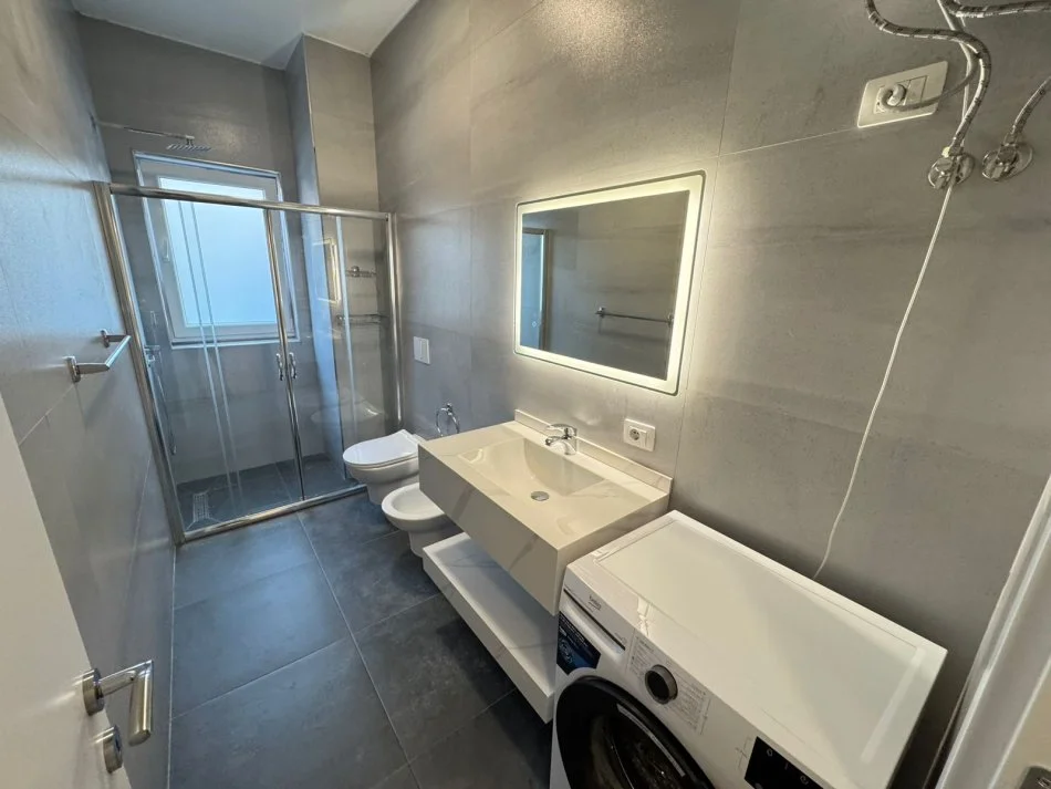 Tirane, jepet me qera apartament 2+1 Kati 1, 110 m² 650 € (Rruga bardhyl)