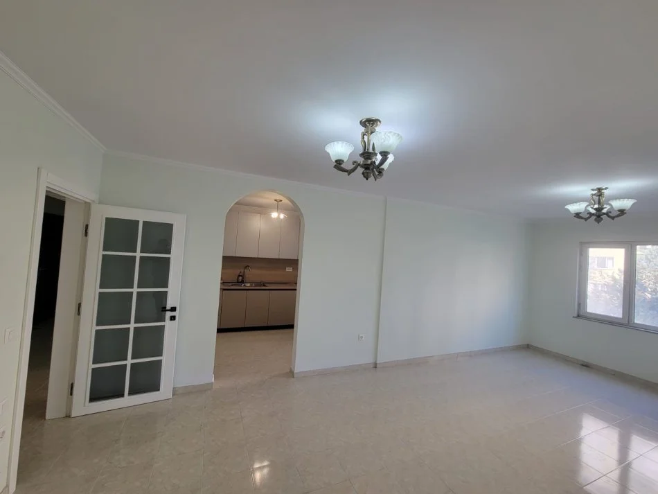 Tirane, jepet me qera apartament 2+1+Ballkon Kati 2, 100 m² 500 € (Dritan Hoxha)