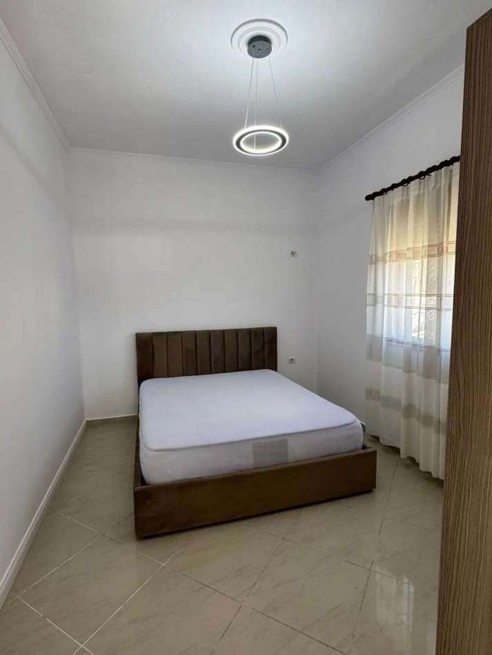 Tirane, jepet me qera shtepi 2+1 Kati 2, 80 m² 450 € (Ne fund te Bulevardit te Ri)