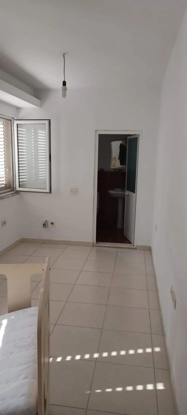 Tirane, jepet me qera apartament 3+1 Kati 2, 110 m² 300 Euro (Xhamlliku)