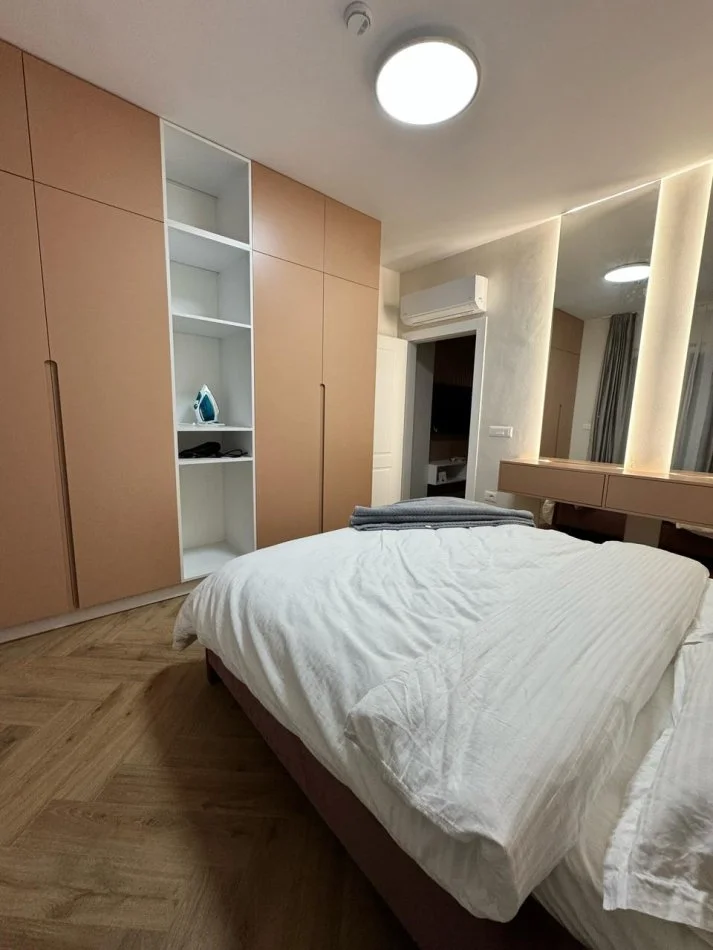 Tirane, jepet me qera apartament 1+1+Ballkon Kati 1, 55 m² 450 € (rruga 5 Maj)
