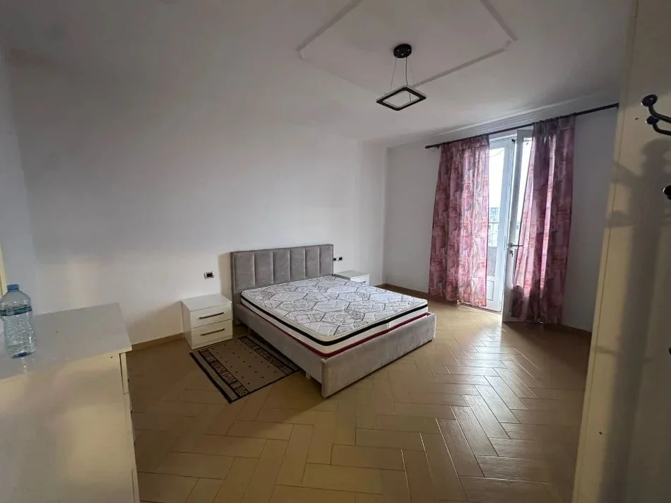 Tirane, jepet me qera apartament 3+1+Ballkon Kati 3, 140 m² 500 € (Rruga myslym keta)