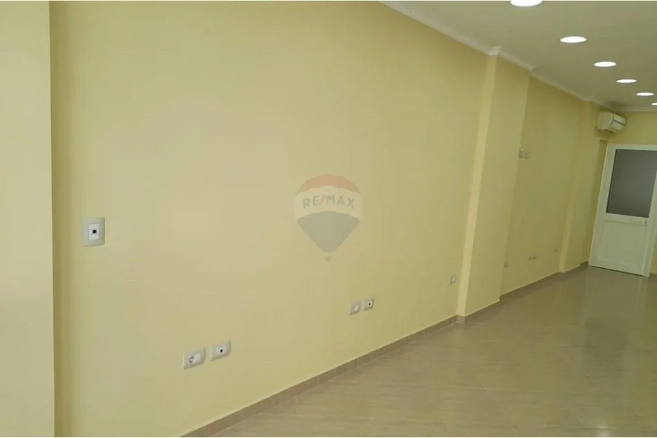 Tirane, jepet me qera , 43 m² 500 € (Ambient me qera per zyra)