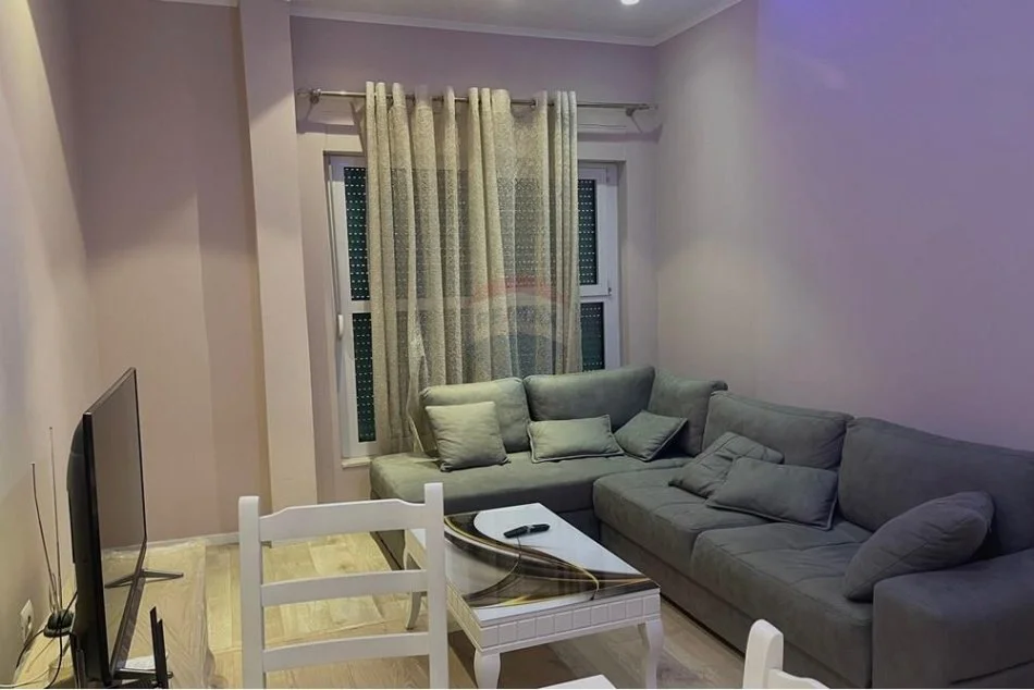 jepet me qera , 55 m² 350 € (Jepet apartament 1+1 me qira tek Kompleksi Mangalem,Ali Dem.)