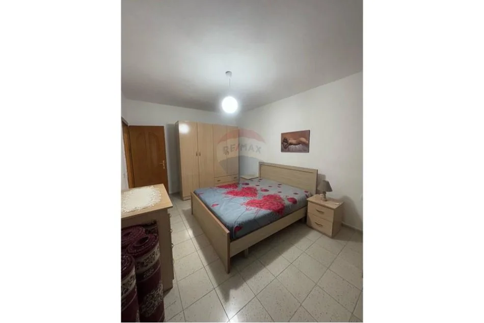 jepet me qera , 90 m² 400 € (Ofrohet oer qira nje apartament 1+1 ne katin 1 te nje vile ne rrugen Pandi Dardha.)