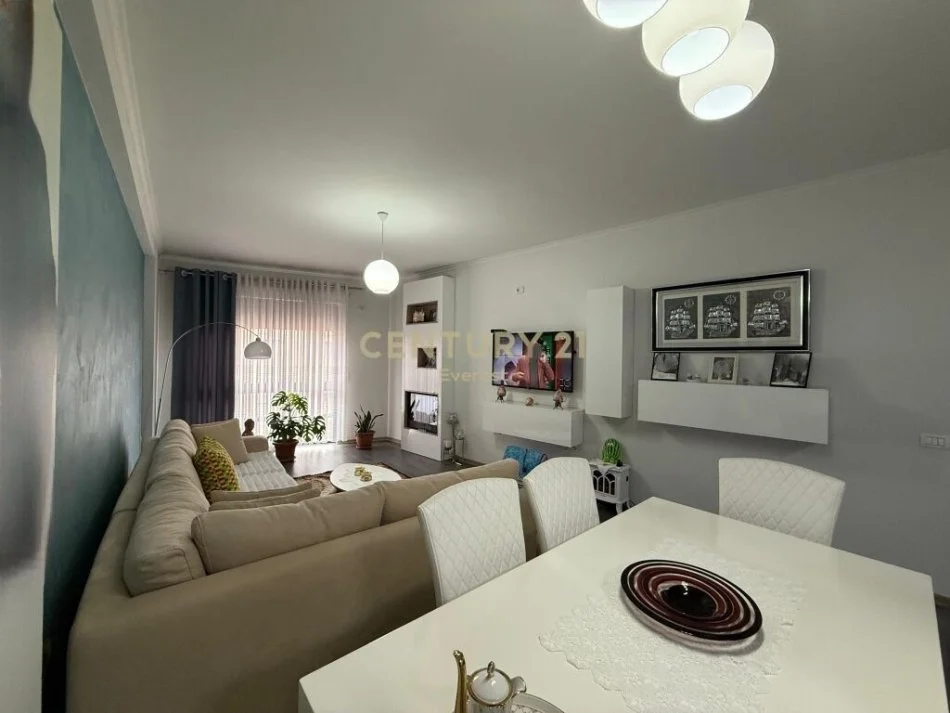 Tirane, shitet apartament 3+1 Kati 5, 116 m² 160.000 € (FRESKU)