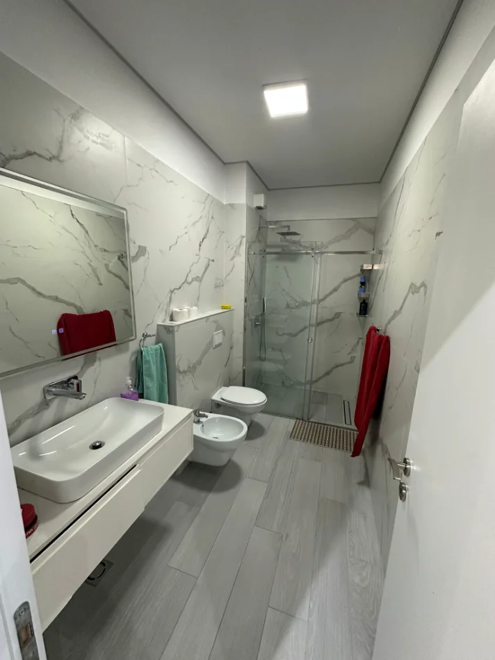 Tirane, jepet me qera apartament 3+1+Ballkon Kati 8, 112 m² 900 € (Unaza e Re)