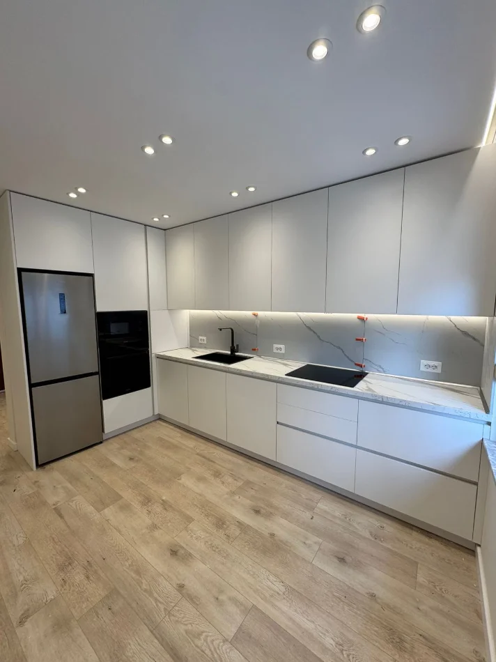 Tirane, jepet me qera zyre Kati 3, 100 m² 750 € (9-Kateshet)
