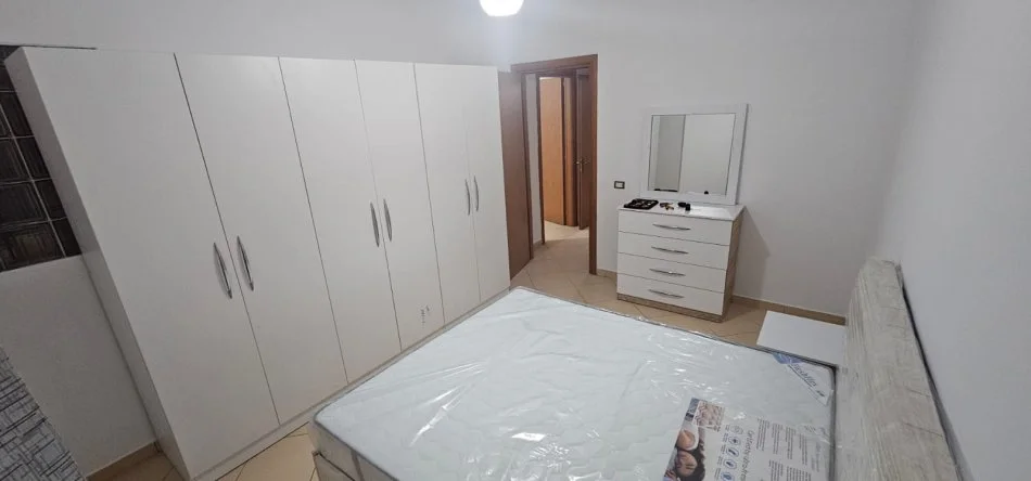 Tirane, jepet me qera apartament 2+1+Ballkon Kati 3, 115 m² 500 € (Yzberisht)