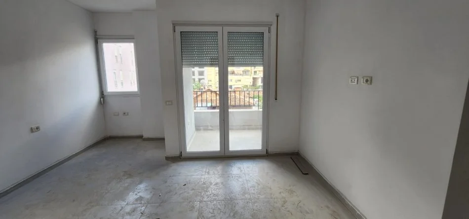 Tirane, jepet me qera zyre Kati 2, 600 € (prane Pazarit te Ri)
