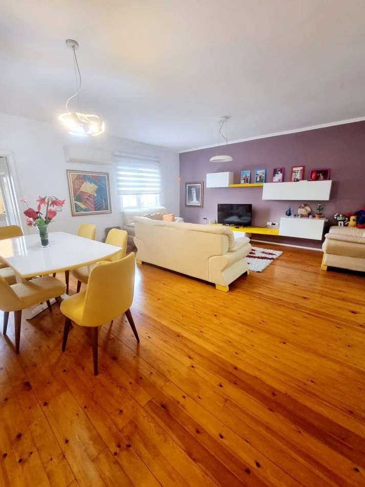 Tirane, jepet me qera apartament 2+1+Ballkon , 700 € (Rruga e Kosovareve)