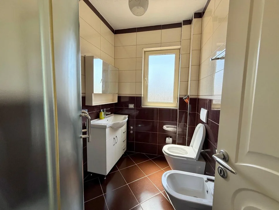 Tirane, jepet me qera apartament 2+1+Aneks+Ballkon Kati 4, 100 m² 800 € (21 dhjetori)