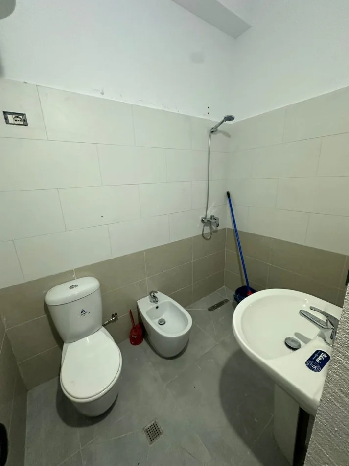 Tirane, jepet me qera apartament 2+1 Kati 1, 67 m² 300 € (Rruga Kastriotet)