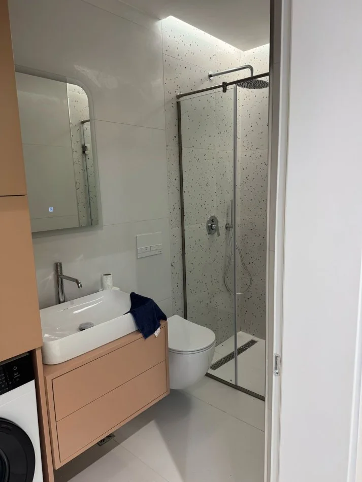 Tirane, jepet me qera apartament 1+1+Ballkon Kati 1, 55 m² 450 € (rruga 5 Maj)