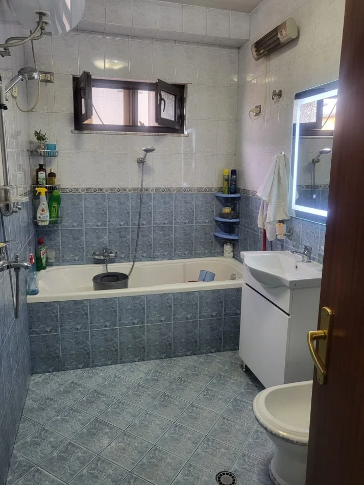 Tirane, jepet me qera apartament 1+1+Aneks+Ballkon Kati 3, 90 m² 500 € (Rruga Asim Vokshi)