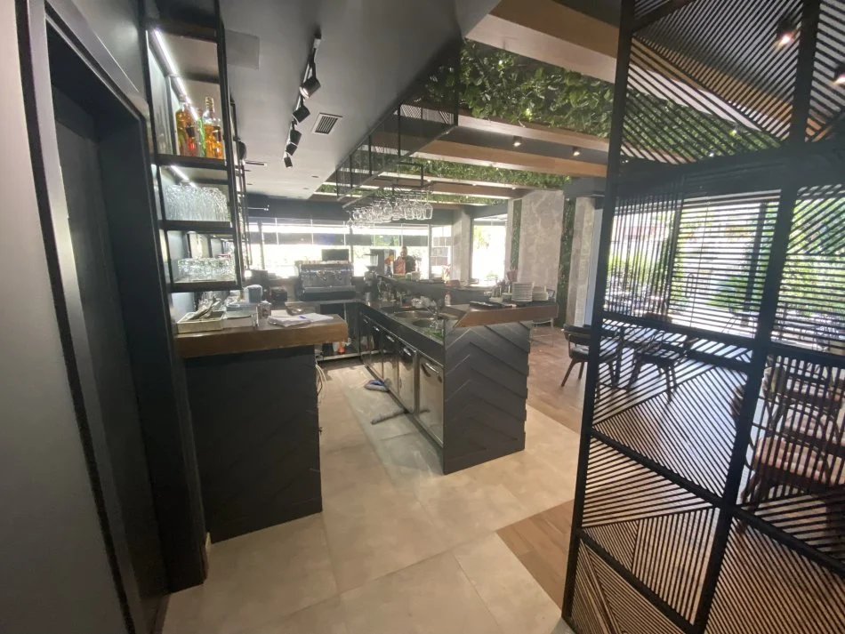 Tirane, jepet me qera bar-kafe Kati 0, 210 m² 650 € (Muhamet Deliu)