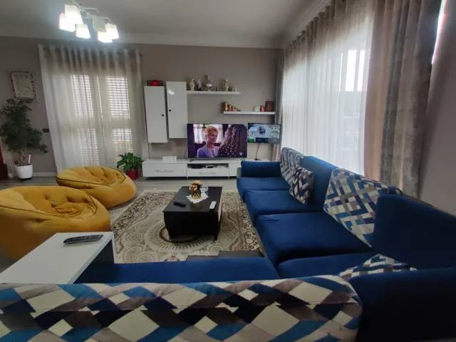 Tirane, jap me qera Vile 2 Katshe 250 m² 2.000 Euro (Sauk)