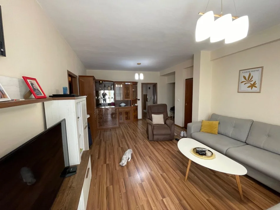 Tirane, jepet me qera apartament 3+1+Ballkon Kati 2, 130 m² 1.100 €