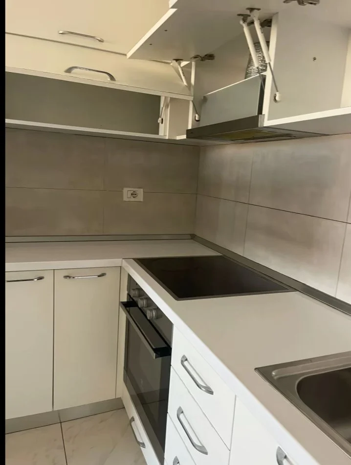 Tirane, jap me qera apartament 1+1+Ballkon Kati 2, 65 m² 349 € (Astir okazion!!!)