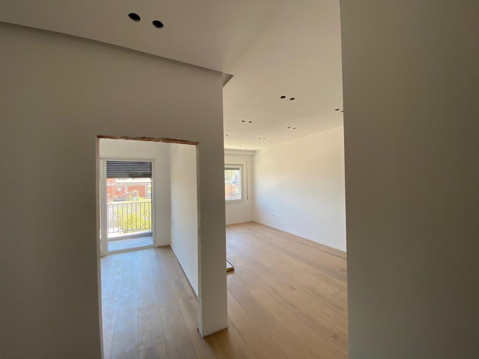 Tirane, jap me qera zyre , 86 m² 600 € (Pallati me Shigjeta)