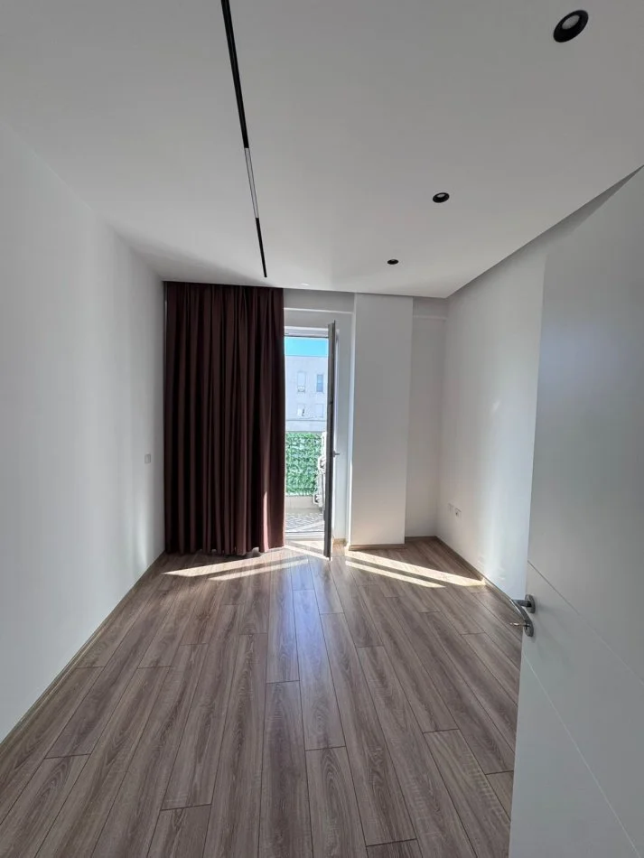 Tirane, jepet me qera zyre Kati 7, 100 m² 900 € (Komuna e Parisit prane Kika 2)