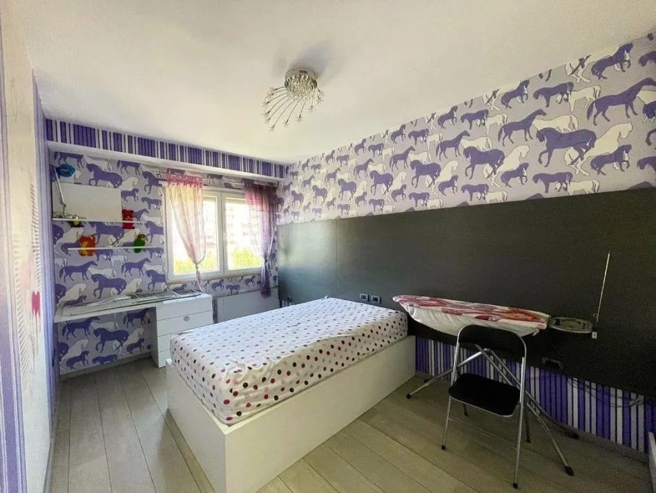 Tirane, jepet me qera apartament 2+1+Ballkon Kati 4, 120 m² 550 € (Materniteti i ri)