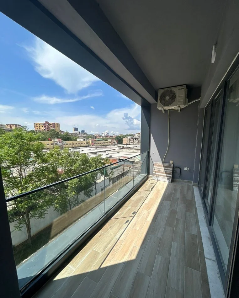 Tirane, jepet me qera apartament 2+1+Ballkon Kati 3, 80 m² 650 € (rruga 5 Maj)